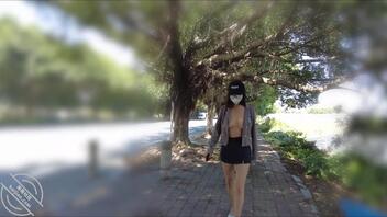 【露出专题】骚逼真空在马路上散步2