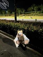 在路边正空逛街 露出2