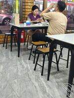 表姐跟泡友吃饭，被我监视了