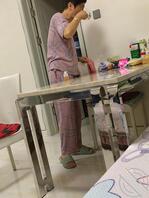 兄弟们我用妈妈水杯洗鸡巴，洗完鸡巴水妈妈喝了0