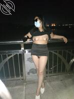 带着老婆逛公园，露出一下！2