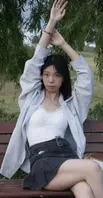 【广东骚货前女友 苏露月 第三弹 骚穴里塞着道具 双腿大开 一边足交一边被玩弄小穴】 苏露月骚穴里塞着道具,双腿大开,男友边操边玩弄,还有足交片段。老司机滑动这些画面,最直接的感受就是真实——普通前女友的私密被完整记录下来,尺度直接拉满。2