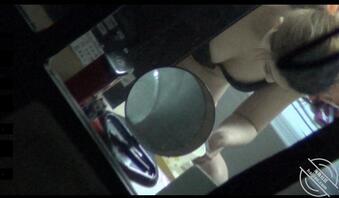 高倍镜偷拍对面新搬来的邻居0