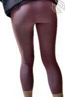 姐姐穿个打底裤看电视，偷拍她的骚臀，阴部看起来好饱满1