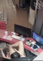 小前台用电风扇吹她的小骚逼,不知道大厅里是香味还是骚味0