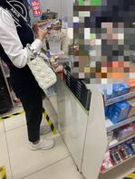 54 家里套套用完了,带妹妹去买东西的时候妹妹直接就买了。感觉好羞涩!!1