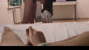 撸鸡巴看老婆被操