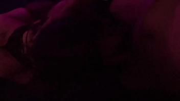 m母狗喜欢边打屁股边吃baba鸡巴，吞精咽下去