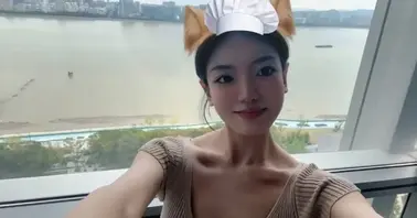 江苏无锡04年175极品模特网红 各种性感情趣制服丝足 酒店沦为有钱人胯下玩物 任由大鸡巴无套抽插灌精0