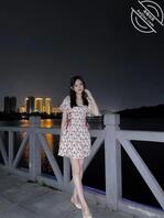 骚妻愿意露脸，多发给大家看，半夜出来风骚，穿裙子方便