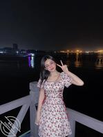 骚妻愿意露脸，多发给大家看，半夜出来风骚，穿裙子方便1