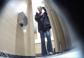 （非原创）两位高颜值姐姐排泄，有一位有痔疮0