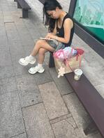 迷人的乳沟➕抄底，黑色底裤1