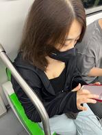 迷人的乳沟➕抄底，黑色底裤