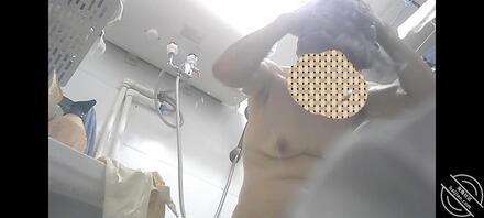 （真实原创2）偷拍妈妈洗澡，同好交流 视频贴1