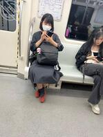 地铁抄底长裙骚逼2