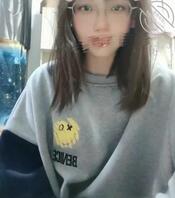 前脚卖萌后脚露奶大学生