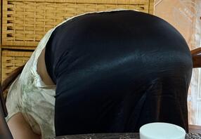 隔壁邻居，这大屁股真诱人，找机会一定要操了她