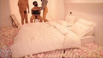 捆绑绿帽老公看着骚妻被单男狂插1