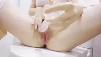 和妹妹比基尼户外露出发骚，拉进厕所直接千翻