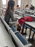 【偷拍】偷拍回归，教室里的眼镜丝袜长腿母狗，女大学生最骚了0