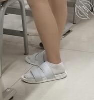有没有懂小白袜的，骚逼把脚放同学腿上勾引，太骚了
