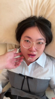 超顶绿帽大神眼镜骚妹承接大哥专属定制！寄来的阳具前后攻穴，狂艹脱变