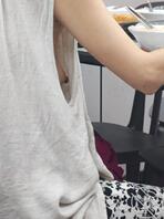 骚逼少妇早上出来吃早餐 穿的可真凉快0