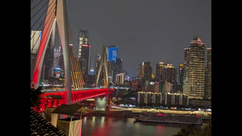 初冬携妻赴渝游玩品尝山城火锅，麻辣的滋味更增添了我们床第间的乐趣