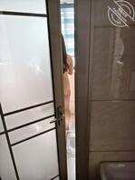 没忍住偷拍女儿洗澡，应该被女儿发现了。0