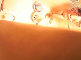 摄像头偷拍，嫂子洗澡好不好你们说了算1