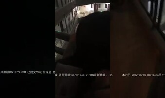 和女友挑战一下在走廊。好刺激呀。