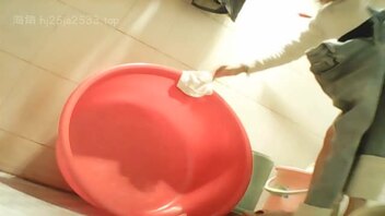 和妈亲密以后的感想（二）～暗拍妈妈洗pp