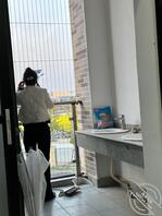 她是老师，这次去学校看她刚好住宿值班，一天他老公打来3个电话和1个视频。1