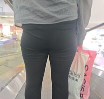 少妇的大屁股黑色紧身裤0
