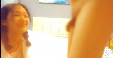 下班之后不开心。被老板骂了，我把女儿拉到酒店，把她给操沦陷了，全程露脸0