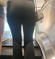 小姐姐的性感黑色紧身裤