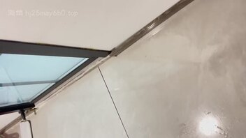 偷看妹妹洗澡，妹妹突然叫我，在门口答应被发现