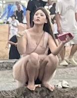 海边偷拍到美女裆部0