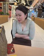 偷拍妈妈逛街不舒服2