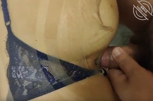 在大姐姐的婚床上给她抠潮喷了1