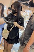 和男友逛街的波点黑丝小姐姐