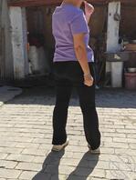 和妈妈回老家一趟偷拍一下妈妈翘着屁股，真想操啊，只能偷偷摸还不敢操2