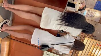 抄底两个美女的裙底风光