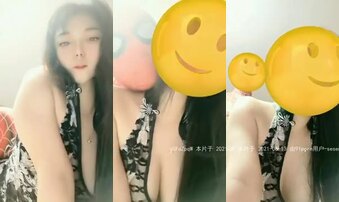 蜘蛛侠偷情巨乳少妇露脸，有完整版哦