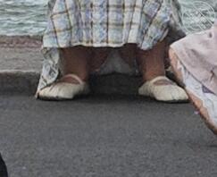 街拍美女穿着裙子坐在路边走光露出裙底可爱内裤0