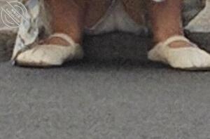 街拍美女穿着裙子坐在路边走光露出裙底可爱内裤1