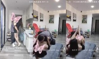 开档肉丝美女下班回家被尾随原来是上司刚进门就被舔b操