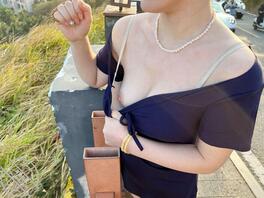 白白嫩嫩的人妻户外漏奶0