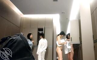 澡堂偷拍大奶美女洗澡2